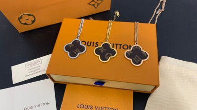 루ㅇ비통 모노그램 플라워 펜던트 목걸이