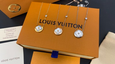 루ㅇ비통 컬러블라썸 플라워 펜던트 목걸이 화이트 자개