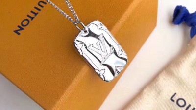 루ㅇ비통 모노그램 로켓 펜던트 목걸이