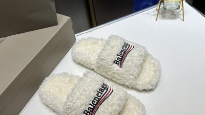 [GOOD] 공용 발ㄹ시아가 시그니처 퍼 슬리퍼 화이트