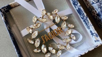 디ㅇ 자도르 로렐 브로치