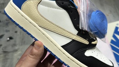 [공용] 나ㅇ키 조던 1 x 트래비스 스캇 x 프라그먼트 레트로 로우 OG SP 밀리터리 블루