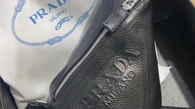 [세일][한정수량] 프ㄹ다 트라이앵글 레더 크로스백