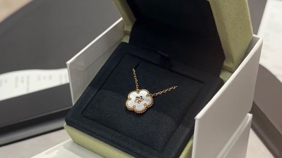 반ㅋ리프 럭키 스프링 플럼 블로썸 목걸이