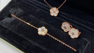 반ㅋ리프 럭키 스프링 플럼 블로썸 브레이슬릿