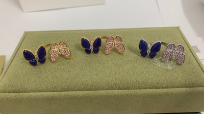 반ㅋ리프 투 버터플라이 비트윈 더 핑거 링